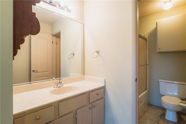 Building Photo - 2538 E Sweetbriar Dr