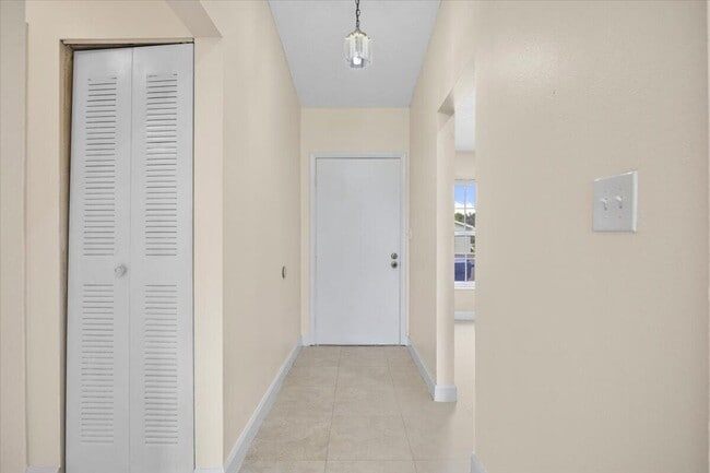 Building Photo - 5540 Lakewood Cir S