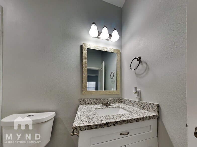 Building Photo - 16921 W Lynbrook