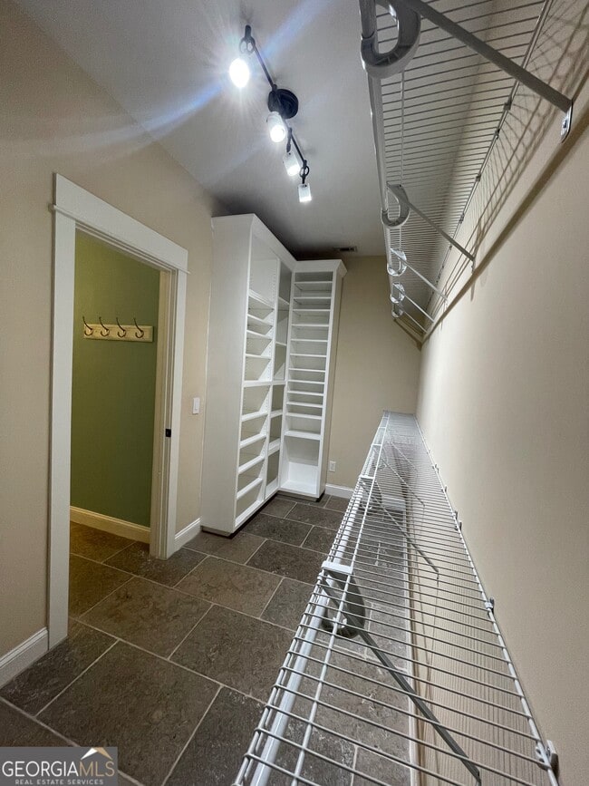 Building Photo - 102 Settlers Hammock Way