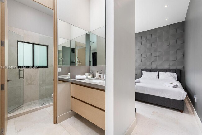 Building Photo - 4675 NE 2nd Ave