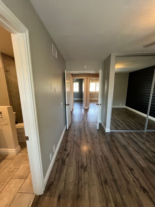 Building Photo - Updated Townhome in Ventura