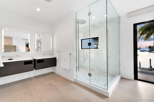 Building Photo - 2700 N Bay Rd