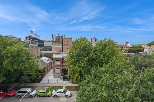 Building Photo - 3641 N Wilton Ave