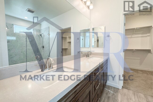 Building Photo - 2Bed/2Bath Gated Turnkey Home in Wickenburg! Ready for Immediate Move-In! -- 4 CAR GARAGE!