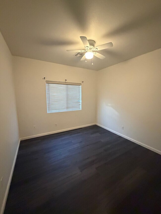 Building Photo - Welcome home to this meticulously maintained property in desirable Sun Groves Subdivision!