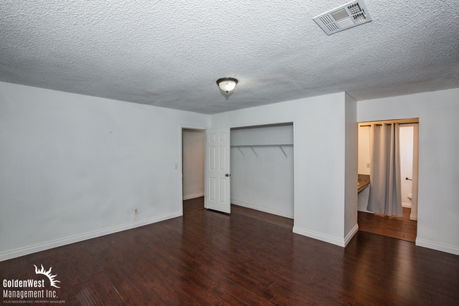 Building Photo - Charming 3Bdm 2Ba Home with Large Yard & 2-Car Garage in Central Las Vegas!