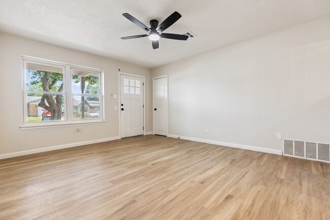 Building Photo - 3325 Del Rancho Rd