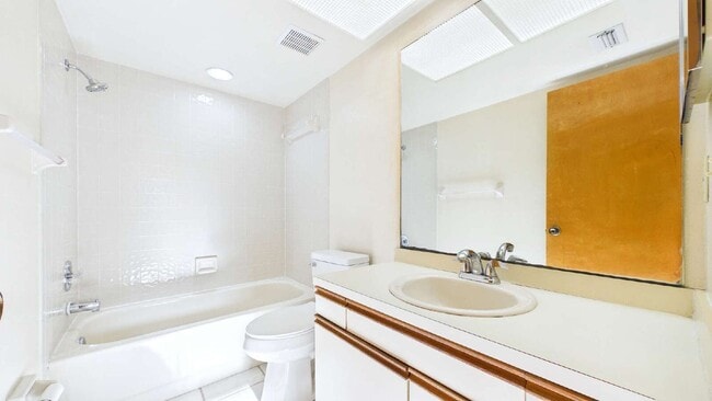 Building Photo - 9479 Tara Cay Ct