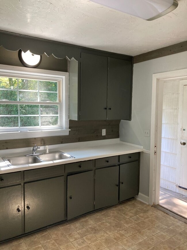 Building Photo - 1626 Charlotte Ave