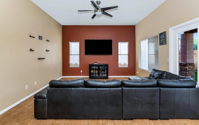 Building Photo - 11155 E Laurel Ln