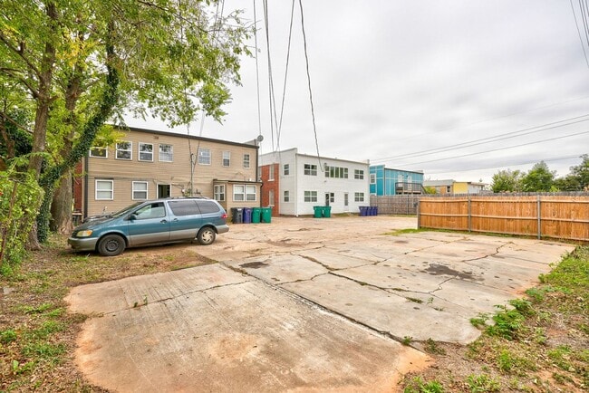 Building Photo - Exquisite 1 Bedroom Brownstone Apartment Steps Away from The Plaza District!