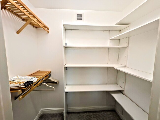 Building Photo - Annual Turnkey 3/3 penthouse on waterfront in Osprey