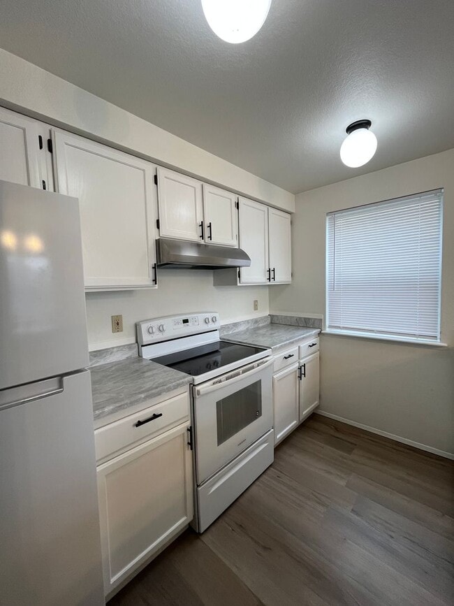 Building Photo - Conveniently Located 2 Bedroom in a Fourplex Unit