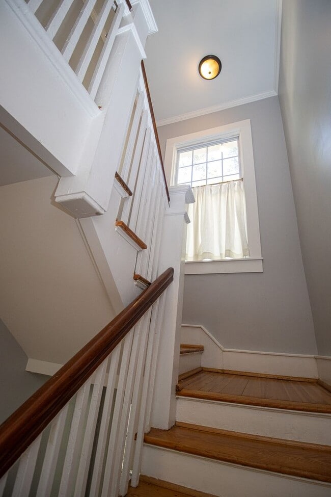 Building Photo - Immediate move-in! Short-term lease! Spaci...