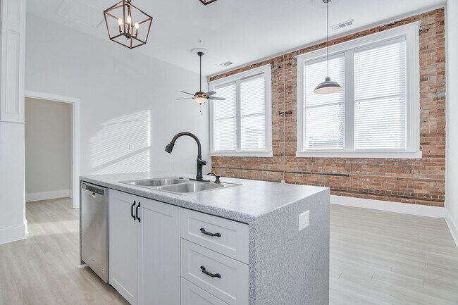 Building Photo - 2 Bedroom 2 Bath Apartment in Downtown Harlem