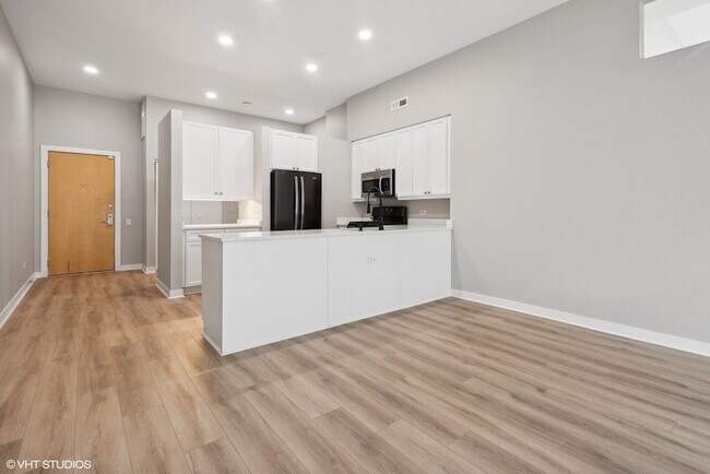 Building Photo - 939 W Madison St