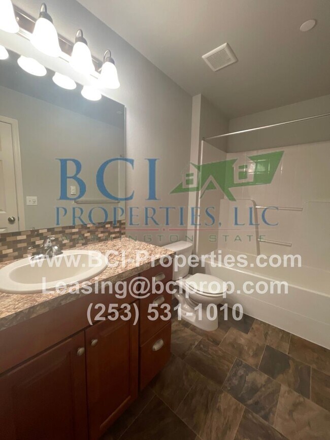 Building Photo - Beautiful 3 Bedroom House in Puyallup Available July 1, 2026!