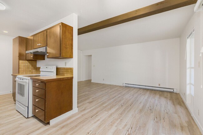 Building Photo - 922 100th Ave NE