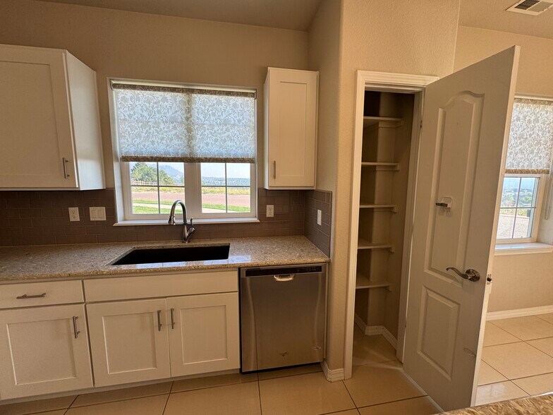 Building Photo - 475 Eclipse Dr