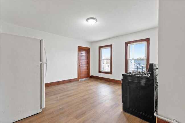 Building Photo - 651 Lake Ave, #3, Manchester NH 03103