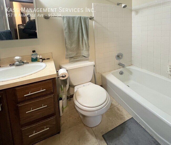 Building Photo - 957 W Armitage Ave