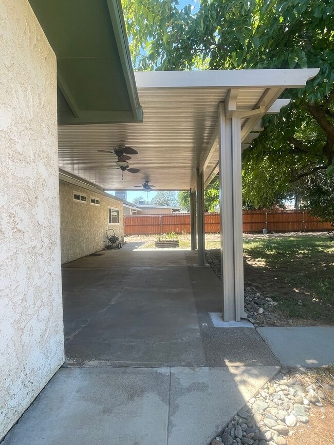Building Photo - LARGE 4 BEDROOM 2 BATHROOM HOME IN THE PEPPERTREE SUBDIVISION