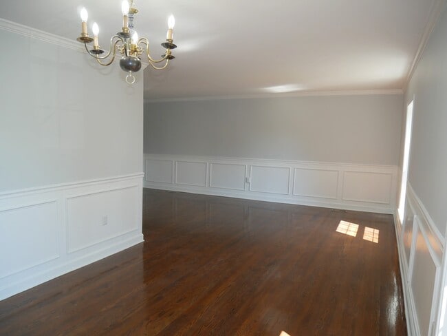 Building Photo - 4 Bedroom 3.5 Bath Corner Unit Townhouse o...