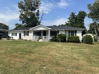 Building Photo - 802 Oak Hurst Dr