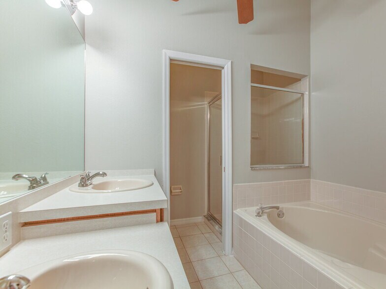 Building Photo - 13720 Meadowpark Ave