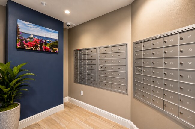 Building Photo - 2801 S Ridgewood Ave