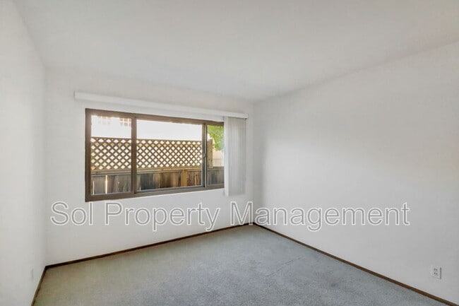Building Photo - 5 Treanor St