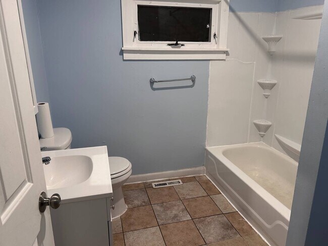 Building Photo - 112-114 Mark Ave