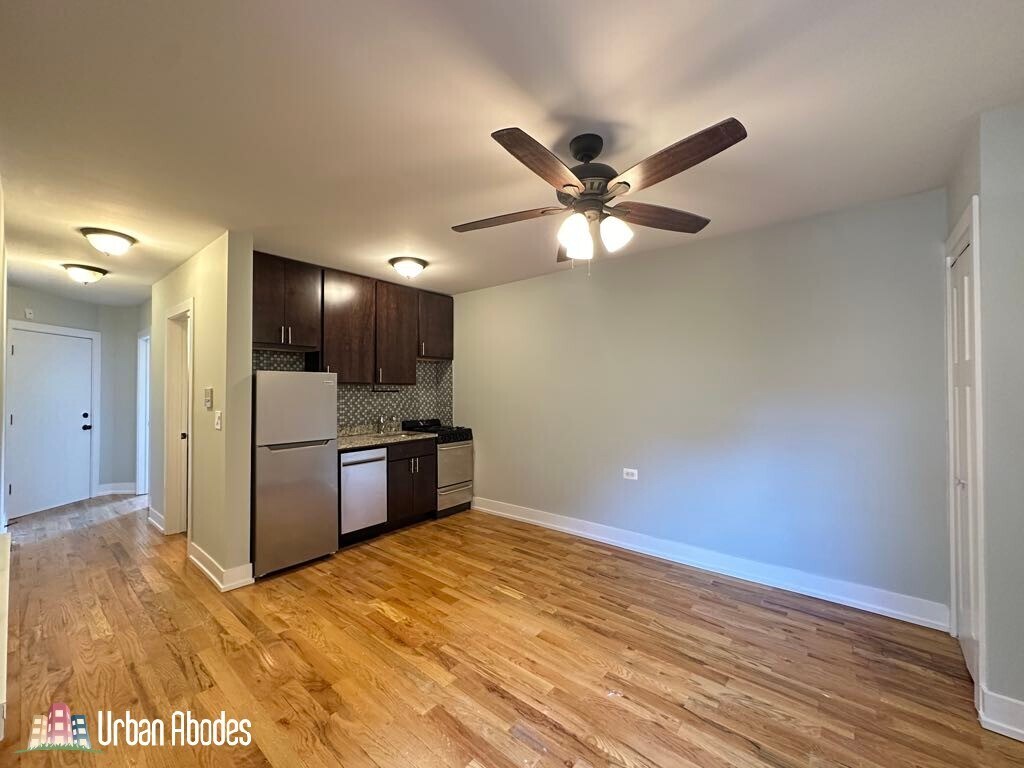 Building Photo - 816 W Cornelia Ave