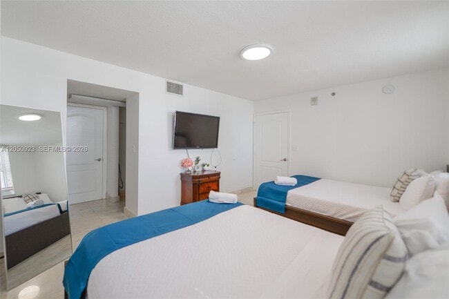 Building Photo - 1200 Brickell Bay Dr