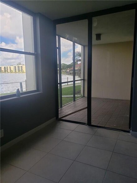 Building Photo - 109 Lake Emerald Dr