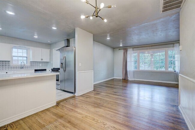 Building Photo - 2433 Gladstone Terrace