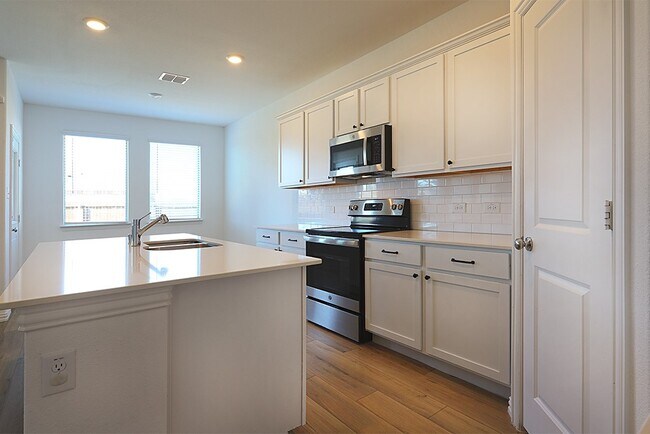 Building Photo - 215 Olmstead Dr