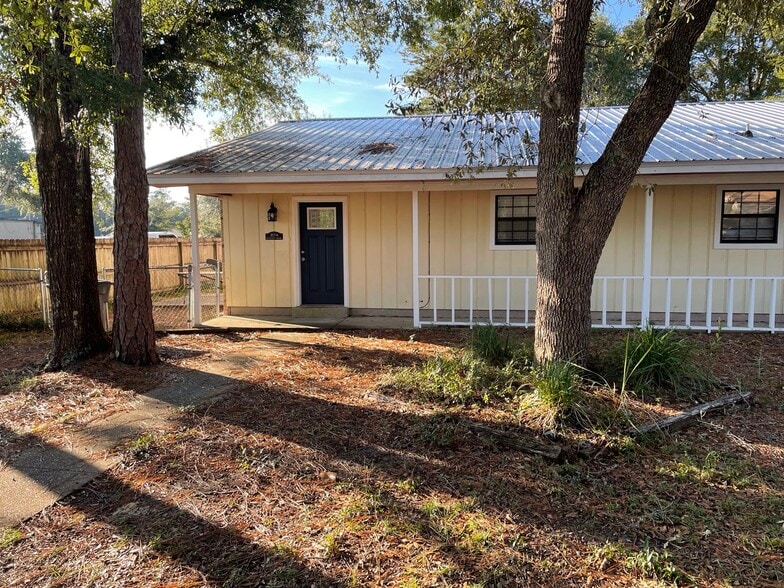 Front view of cottage - 307 Lincoln Ave