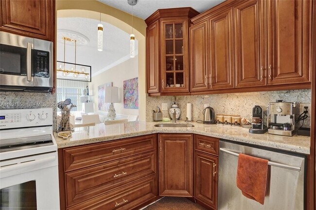 Building Photo - 330 SE 2nd St