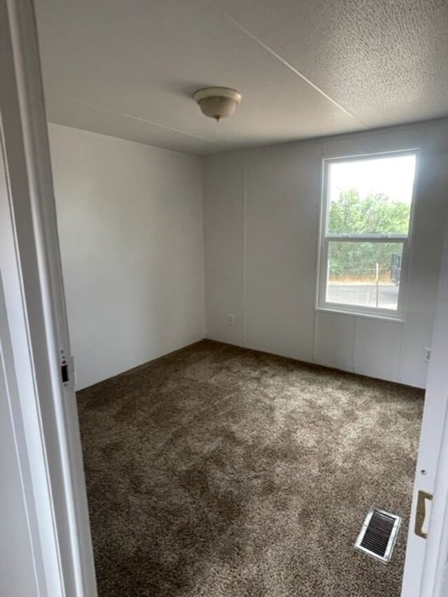 Building Photo - Price Reduction on this 2 Bedroom on Nice ...
