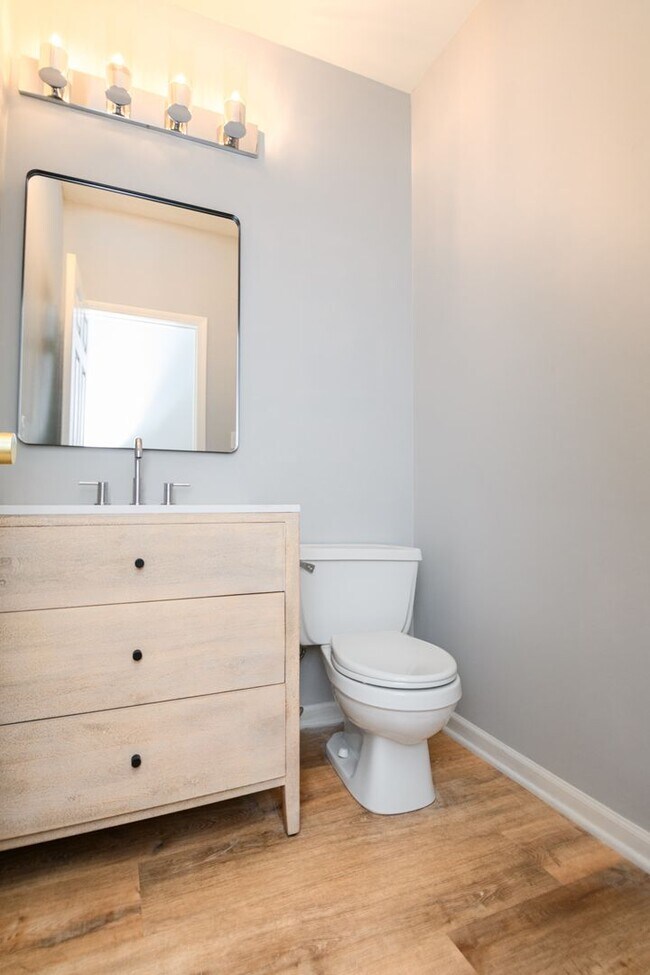 Building Photo - 5 bedroom / 2.5 bathroom Home for Rent in Valparaiso