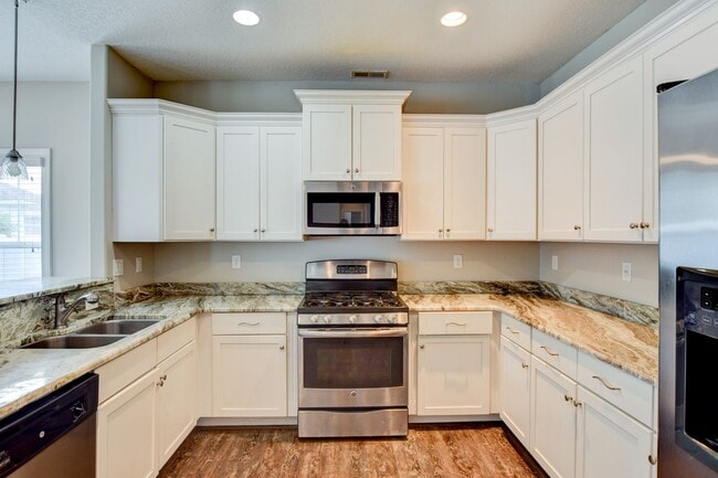 Building Photo - 813 Evelyn Way