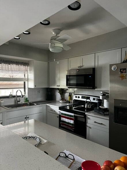 kitchen - 927 Capri Isles Blvd