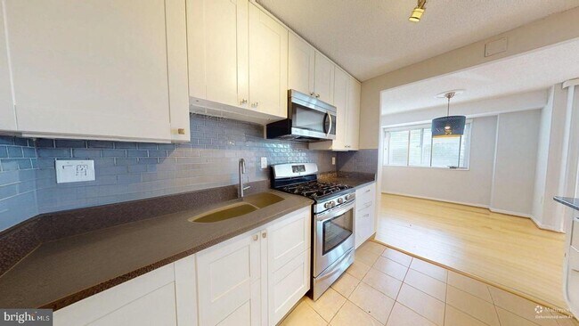 Building Photo - 2500 N Van Dorn St