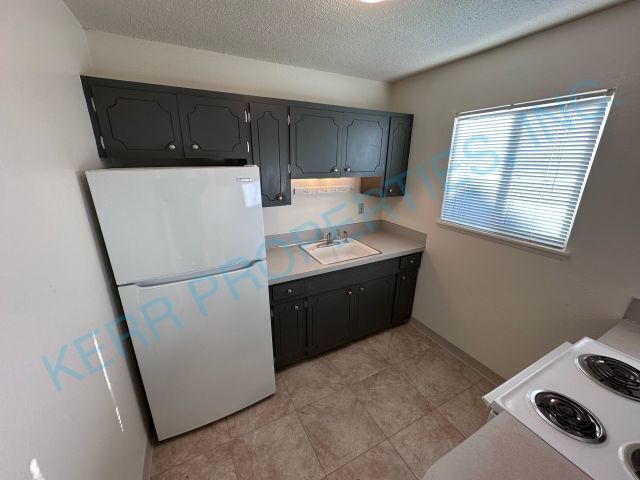 Building Photo - Charming 2-Bed Retreat on SE Steele St., Cozy Comfort in 794 Sq Ft!