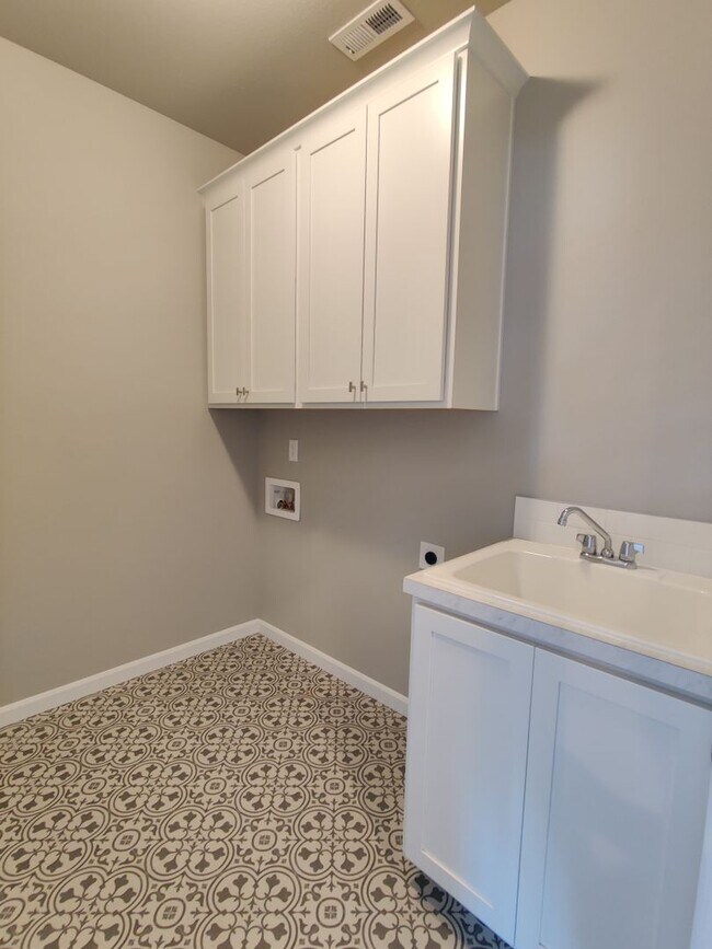 Building Photo - Gorgeous Newer Single Family Home in West ...