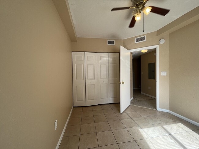 Building Photo - 1133 Golden Lakes Blvd