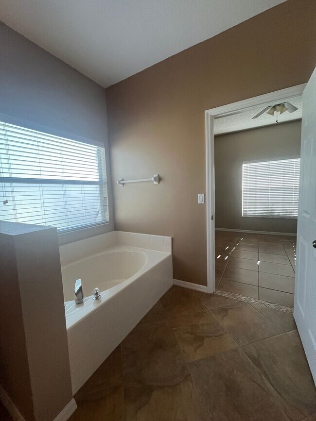 Building Photo - Updated Single family 3 / 2 with Screened ...