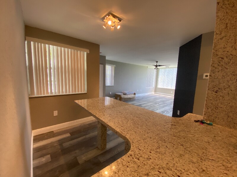 Building Photo - 2831 N Oakland Forest Dr